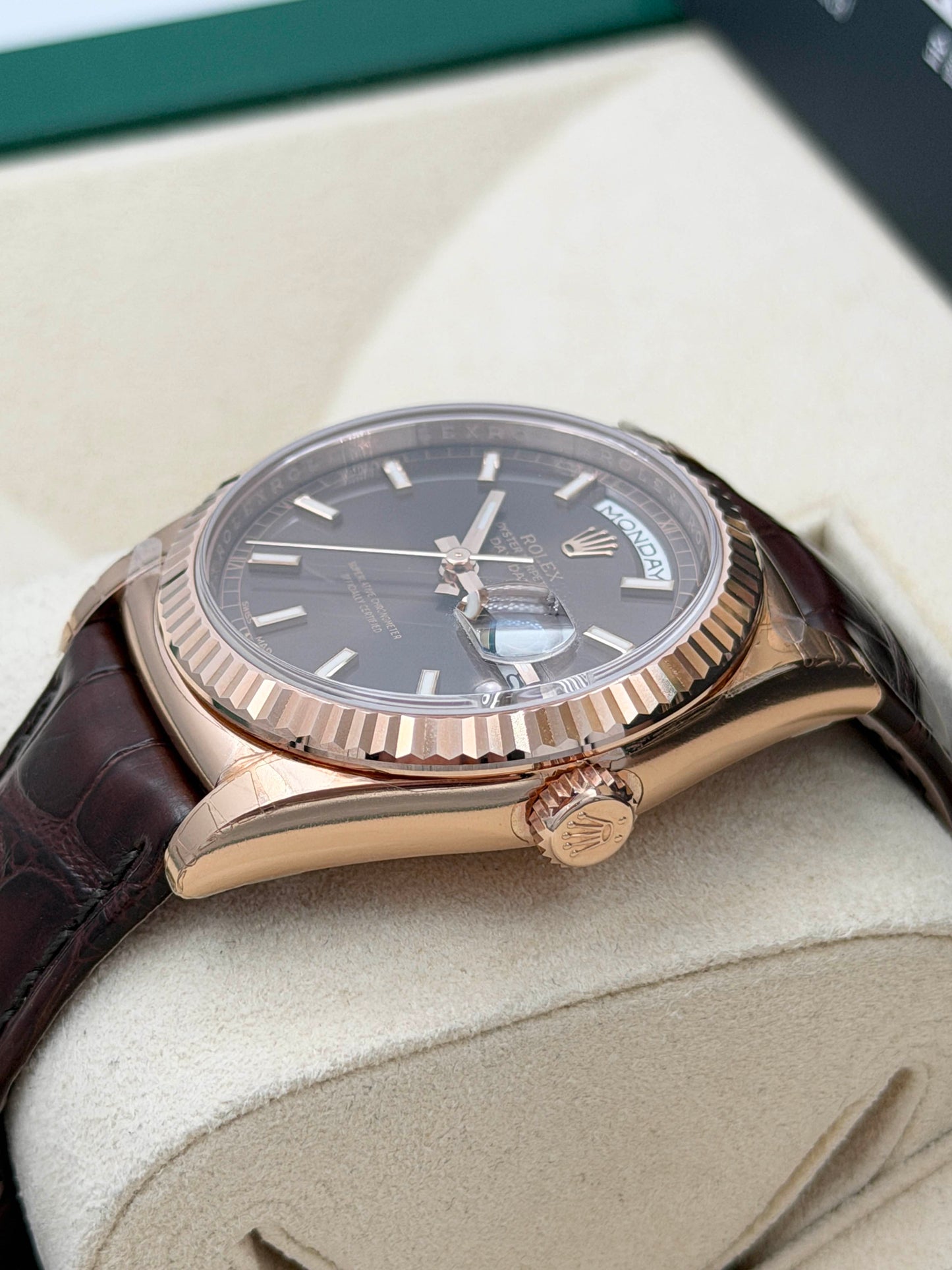 未使用品 Unused ROLEX 勞力士 DAY-DATE 118135 2018年 齊原裝膠紙 朱古力面 AD購買單 玫瑰金 皮帶