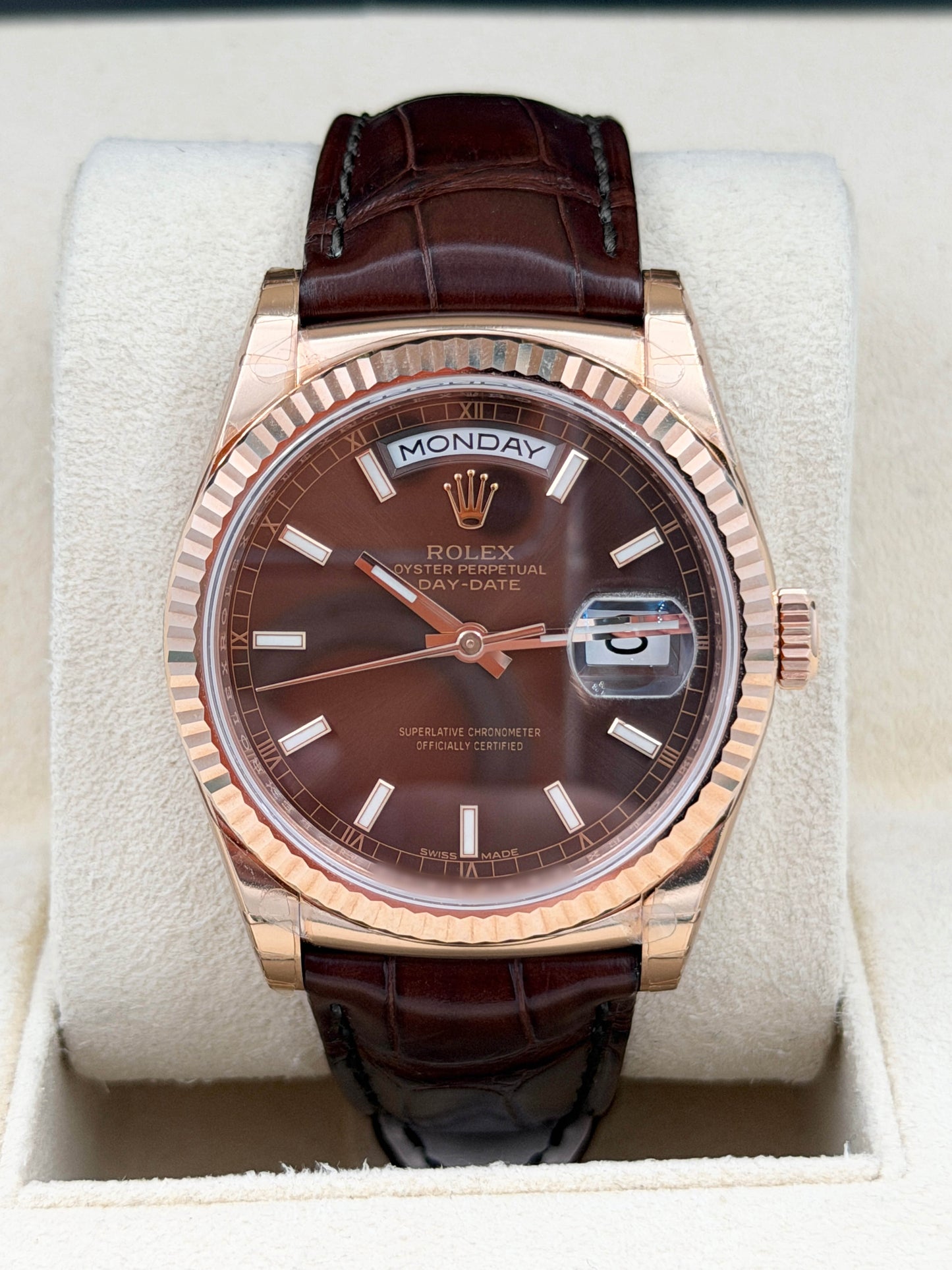 未使用品 Unused ROLEX 勞力士 DAY-DATE 118135 2018年 齊原裝膠紙 朱古力面 AD購買單 玫瑰金 皮帶