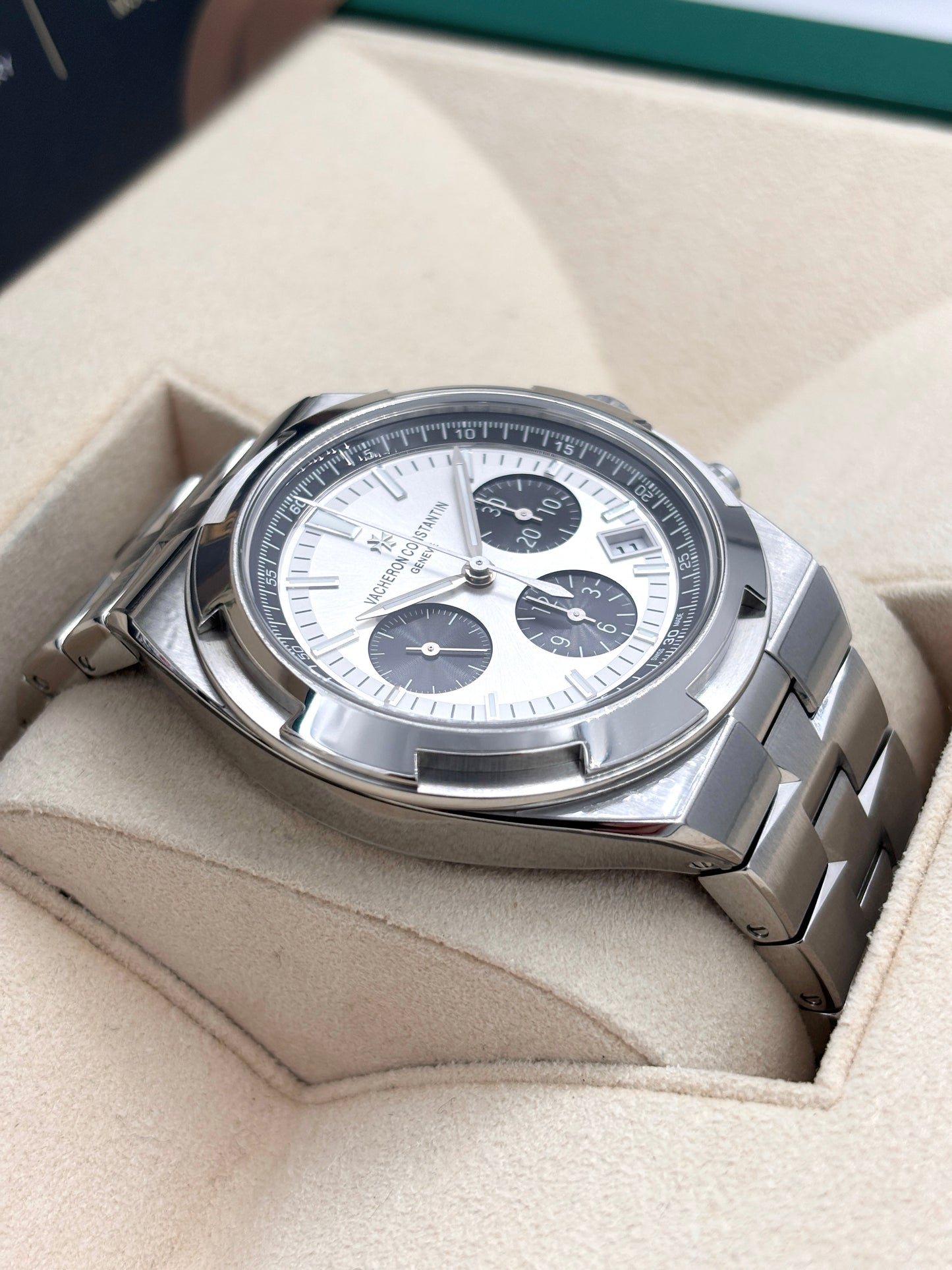二手 Used VACHERON CONSTANTIN 江斯丹頓 Overseas Chronograph 5500V/110A-B686 白熊貓面  2023年 全套 Full Set