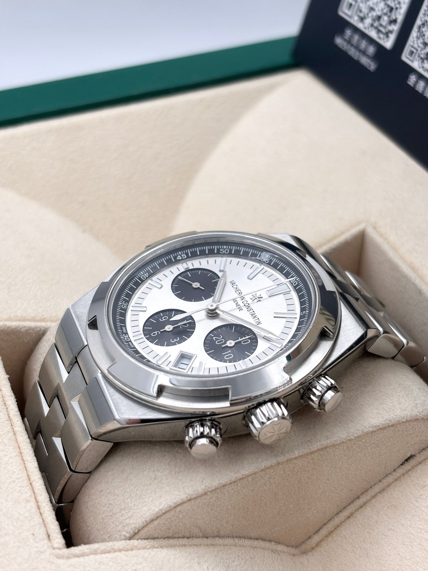 二手 Used VACHERON CONSTANTIN 江斯丹頓 Overseas Chronograph 5500V/110A-B686 白熊貓面  2023年 全套 Full Set