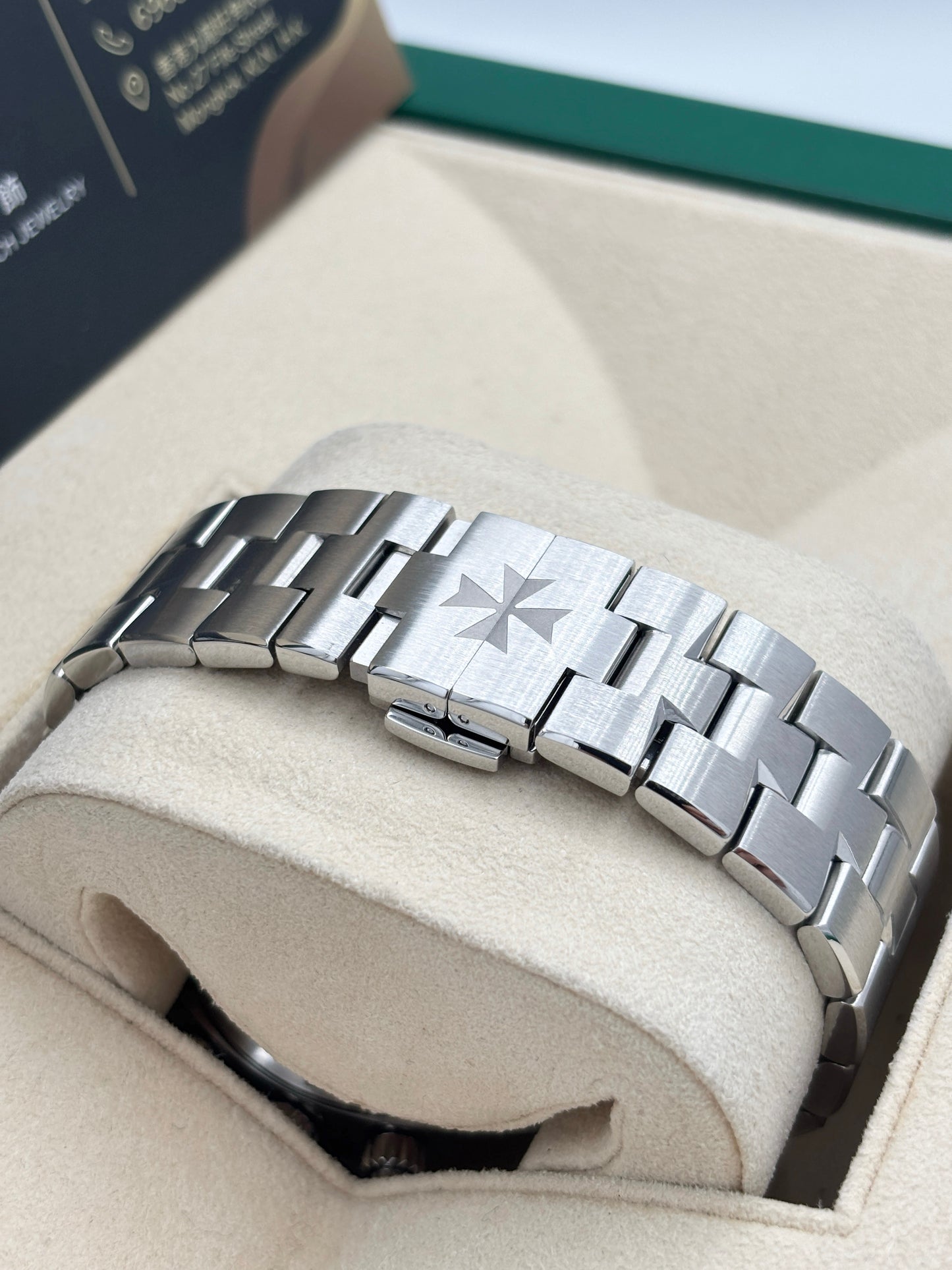 二手 Used VACHERON CONSTANTIN 江斯丹頓 Overseas Chronograph 5500V/110A-B686 白熊貓面  2023年 全套 Full Set