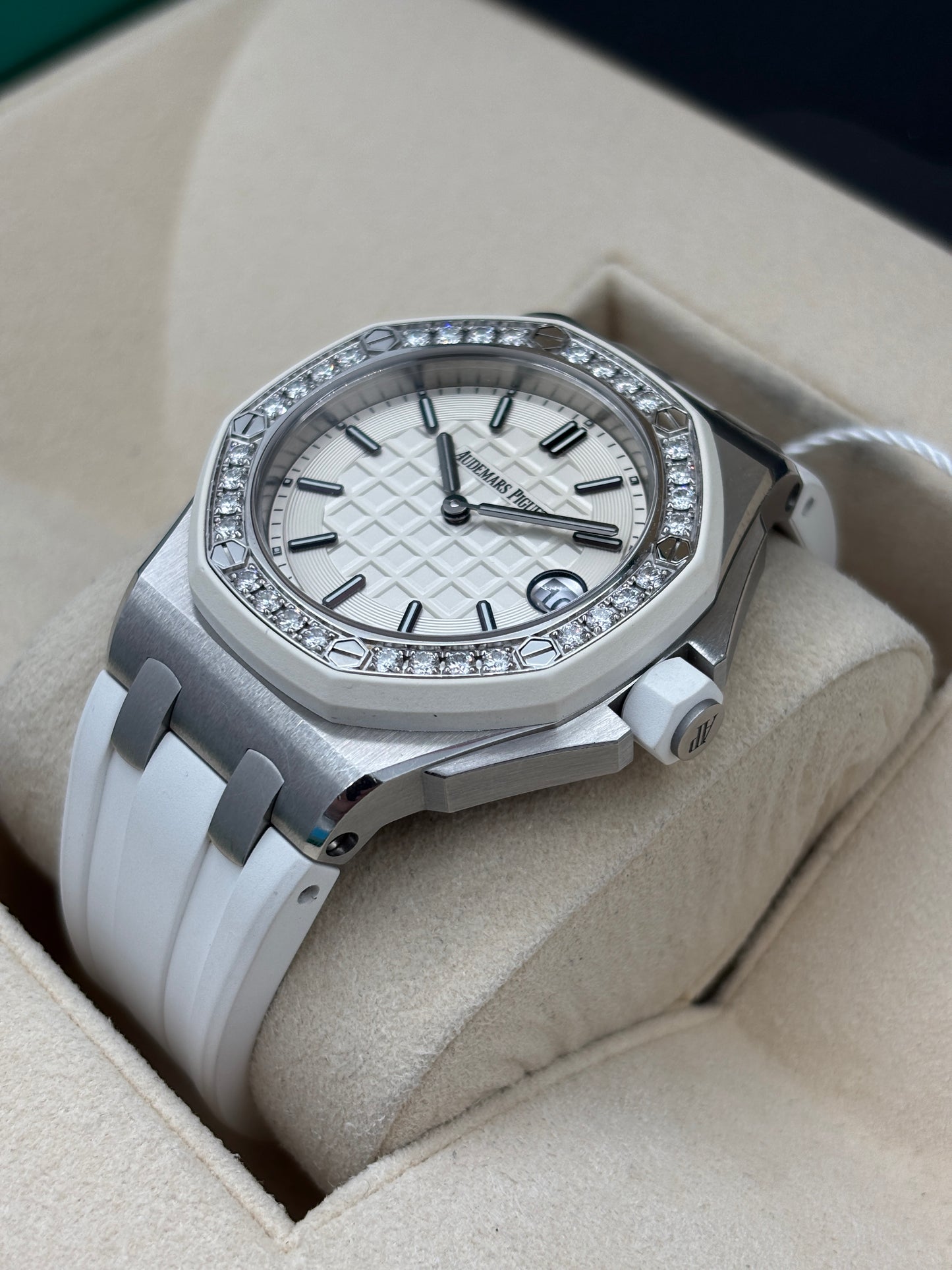 二手 USED  AUDEMARS PIGUET 愛彼 ROYAL OAK OFFSHORE 67540SK.ZZ.A010CA.01 白色 2015年11月 石英機芯 全套 FULL SET